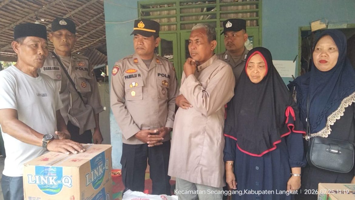 Kapolres Langkat Melalui Kapolsek Secanggang Serahkan Tali Asih kepada Keluarga Almarhum Irma Arlan.