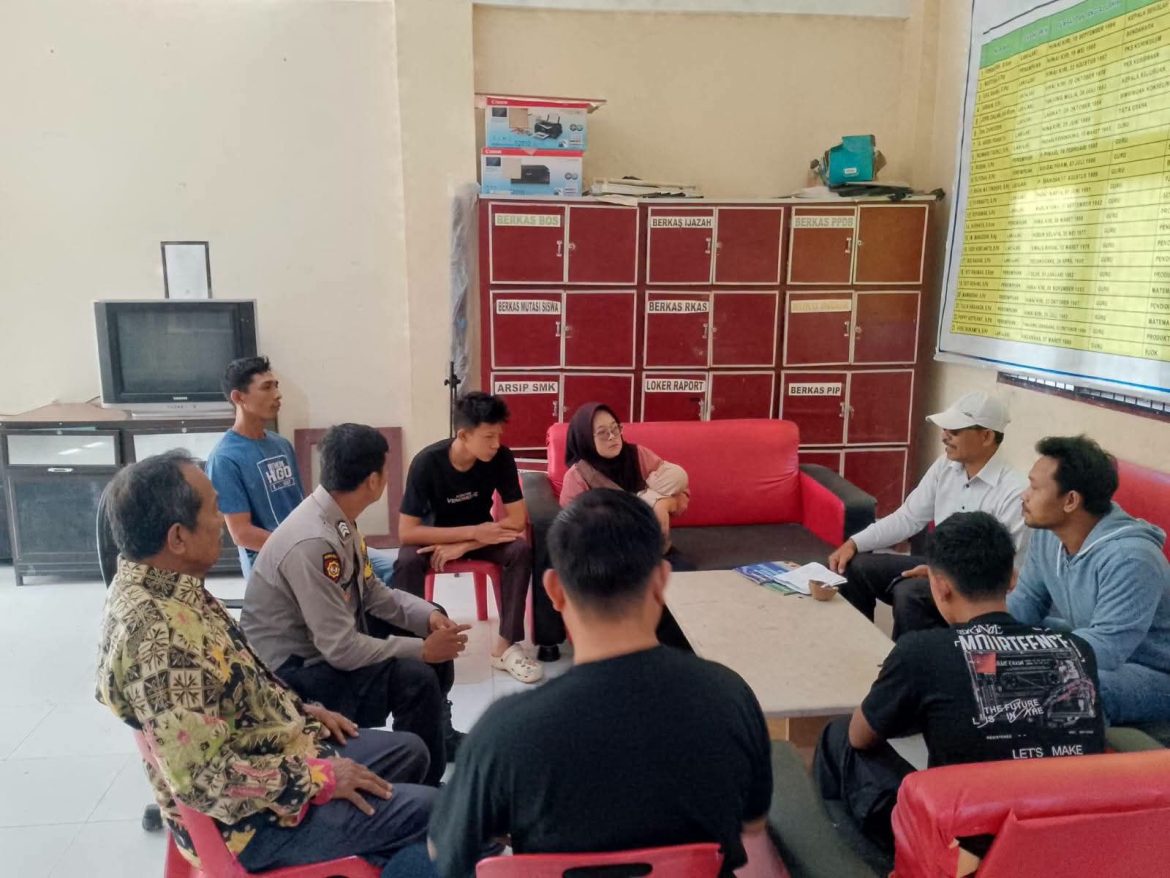 Bhabinkamtibmas Polsek Secanggang Laksanakan Problem Solving Atas Kejadian Perkelahian Antara Siswa SMK Tarbiyah.