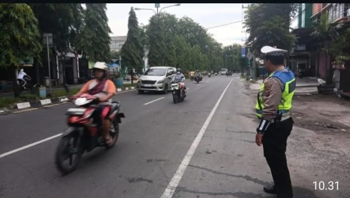 Sat Lantas Polres Langkat Intensifkan Pengaturan Lalu Lintas Pagi, Kapolres Apresiasi Kinerja Personel.