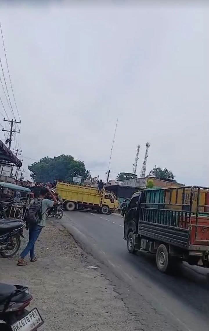Ratusan Korban Banjir Gelar Aksi Damai, Jalan Lintas Medan–Banda Aceh di Besitang Sempat Macet.