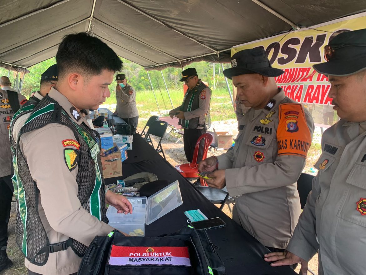 Polda Kalteng Salurkan 400 Masker KN95, Vitamin dan Oxycan untuk Personel di Pos Karhutla