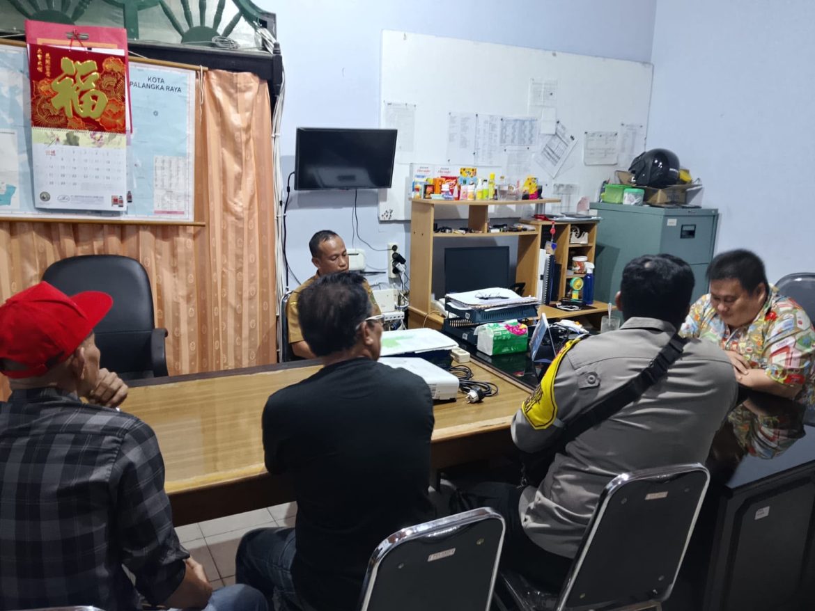 Tindak Laporan Warga, Bhabinkamtibmas Langkai Cek Dugaan Pembakaran Limbah