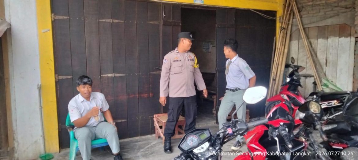Bhabinkamtibmas Kelurahan Hinai Kiri Polsek Secanggang Sambangi Pelajaran Saat Jam Istirahat Cegah Kenakalan Remaja.