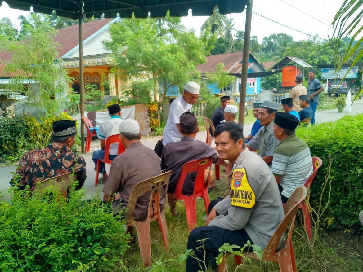 Personel Polsek Secanggang Melayat Ke Rumah Duka Alm.Bapak Sipon, Wujud Empati Dan Kepedulian Kepada Masyarakat.