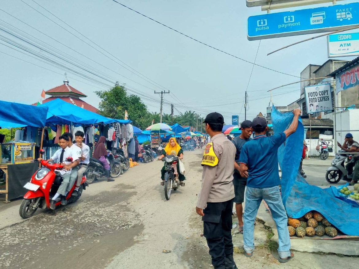Bhabinkamtibmas Kelurahan Hinai Kiri Laksanakan Patroli dan Monitoring di Pasar Tumpah, Wujudkan Rasa Aman Bagi Masyarakat.