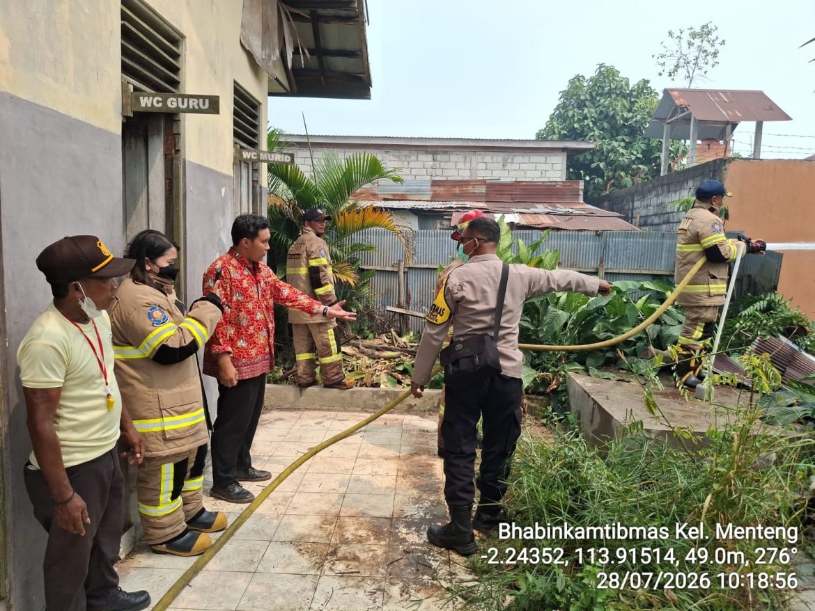 Cegah Api Meluas, Bhabinkamtibmas Menteng Bantu Sigap Padamkan Api Pohon Sawit Terbakar