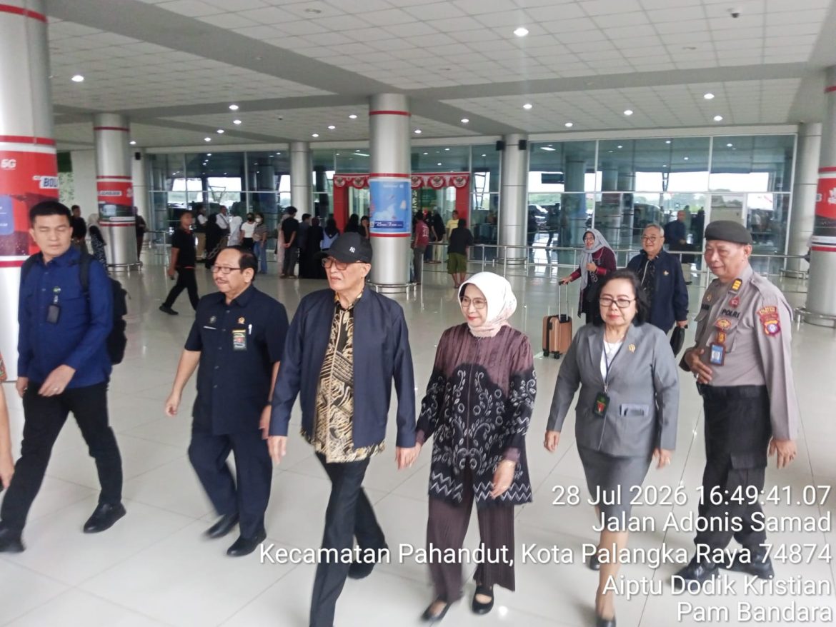 Satpamobvit Polresta Palangka Raya Pam Kedatangan Rombongan Ketua MA di Bandara Tjilik Riwut