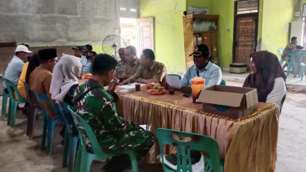 Bhabinkamtibmas Polsek Secanggang Hadiri Rapat Pembahasan Peraturan Desa Telaga Jernih tentang Pengisian Keanggotaan BPD.