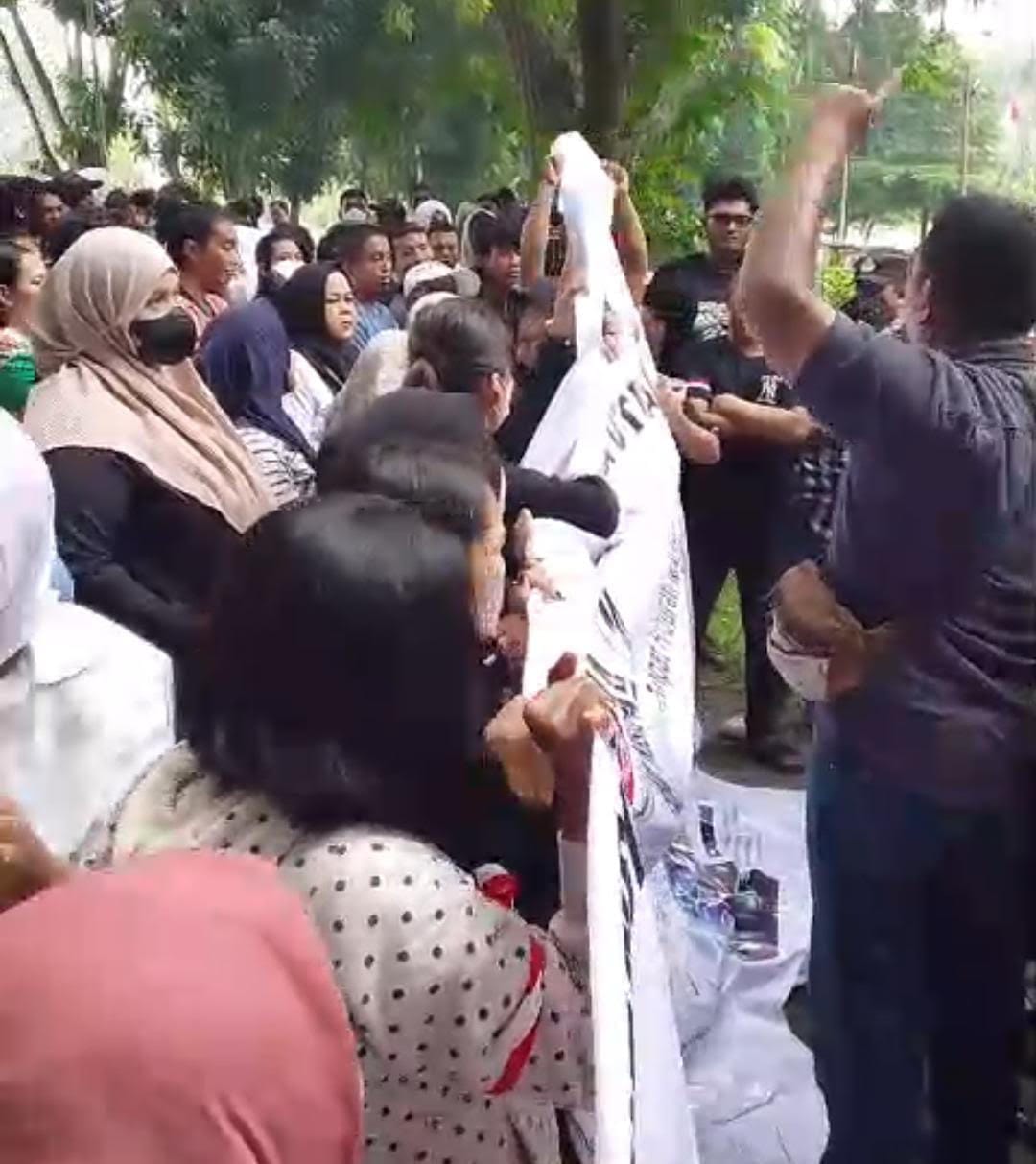 Ratusan Perwakilan Mahasiswa dan Masyarakat Sumut Kecamatan Ketidakadilan Forkopimda Langkat.