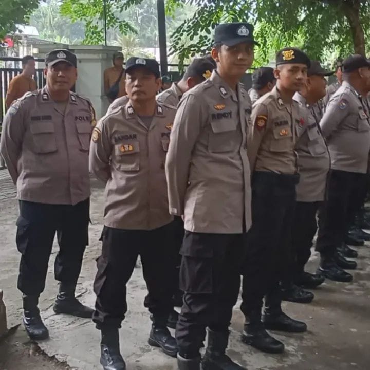 Bhabinkamtibmas Aiptu Afdin Darwis Laksanakan Pengamanan Aksi Unjuk Rasa Mahasiswa di Kantor DPRD Kabupaten Langkat.