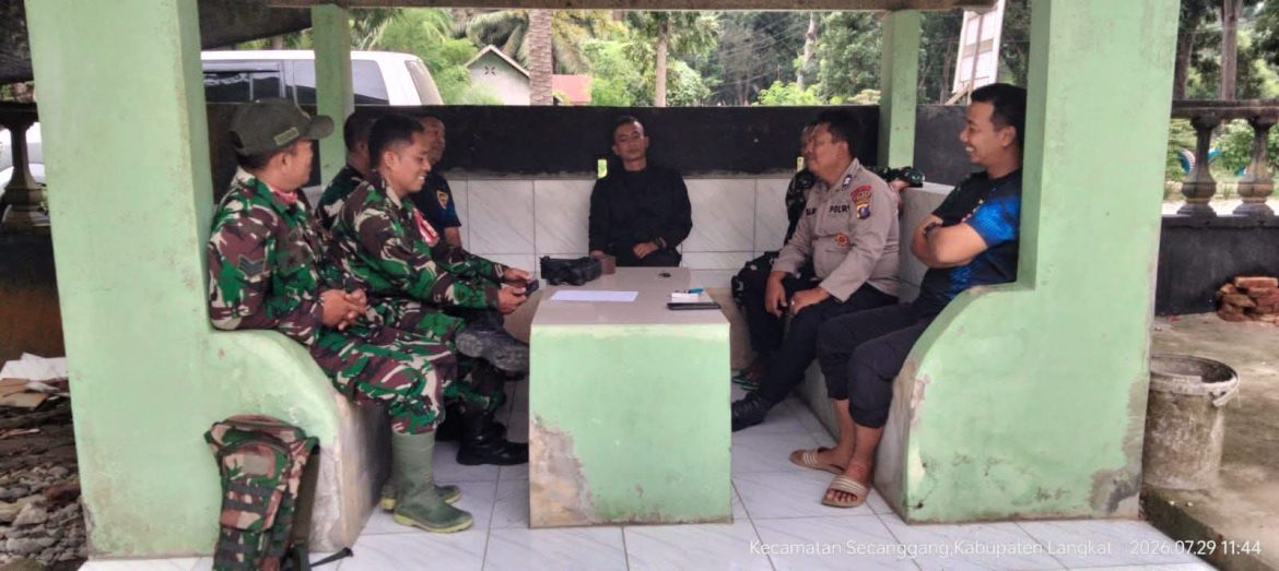 PS Kanit Binmas Polsek Secanggang Laksanakan Sambang dan Koordinasi dengan Koramil 08 Secanggang Perkuat Sinergitas Jelang HUT RI Ke-81.