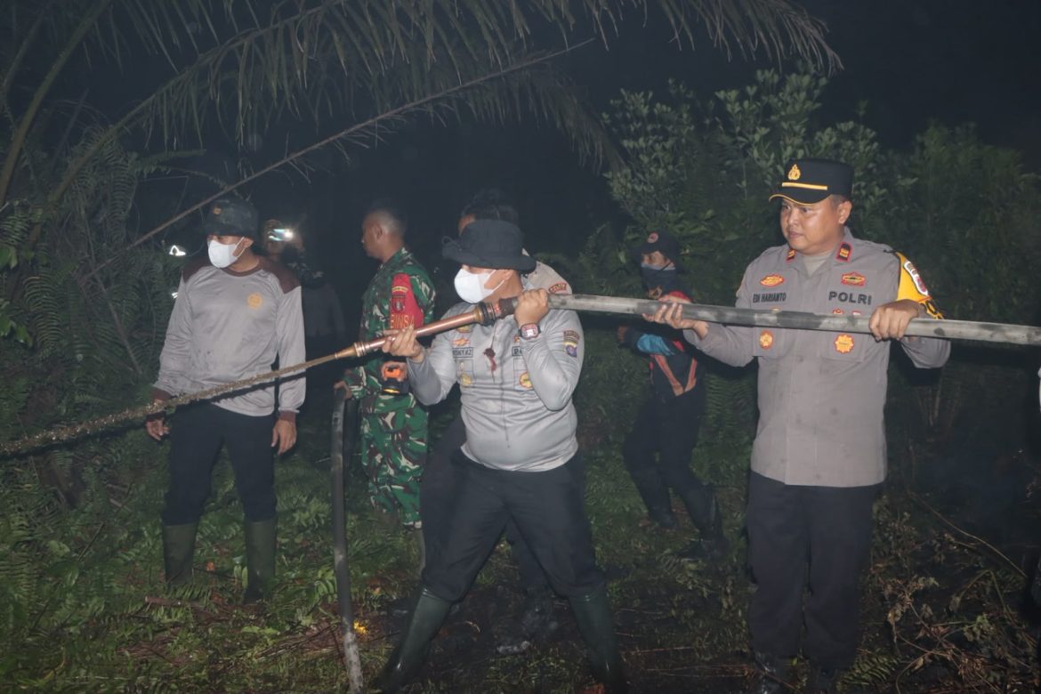 Kapolres Kotim Turun Langsung Pimpin Pemadaman Karhutla di Kota Besi Hulu