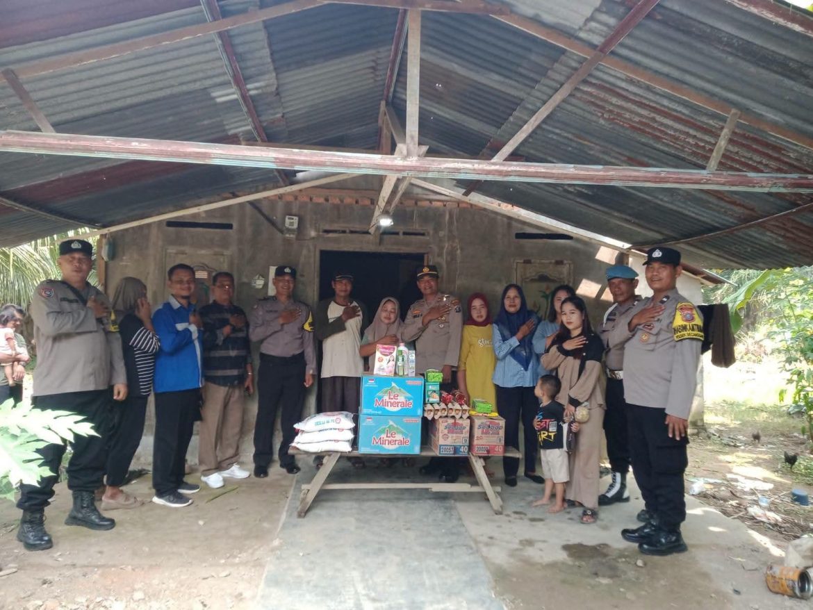 Kapolres Langkat Melalui Kapolsek Secanggang Kunjungi Keluarga Korban dan Salurkan Bantuan Sosial serta Trauma Healing.