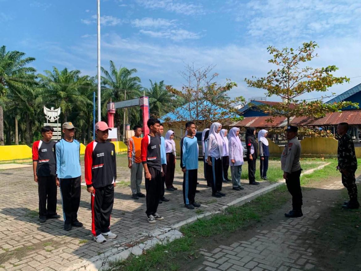 PS Kanit Binmas Polsek Secanggang Bersama Personel Koramil-08 Secanggang Berikan Pelatihan Paskibra Tingkat Kecamatan.