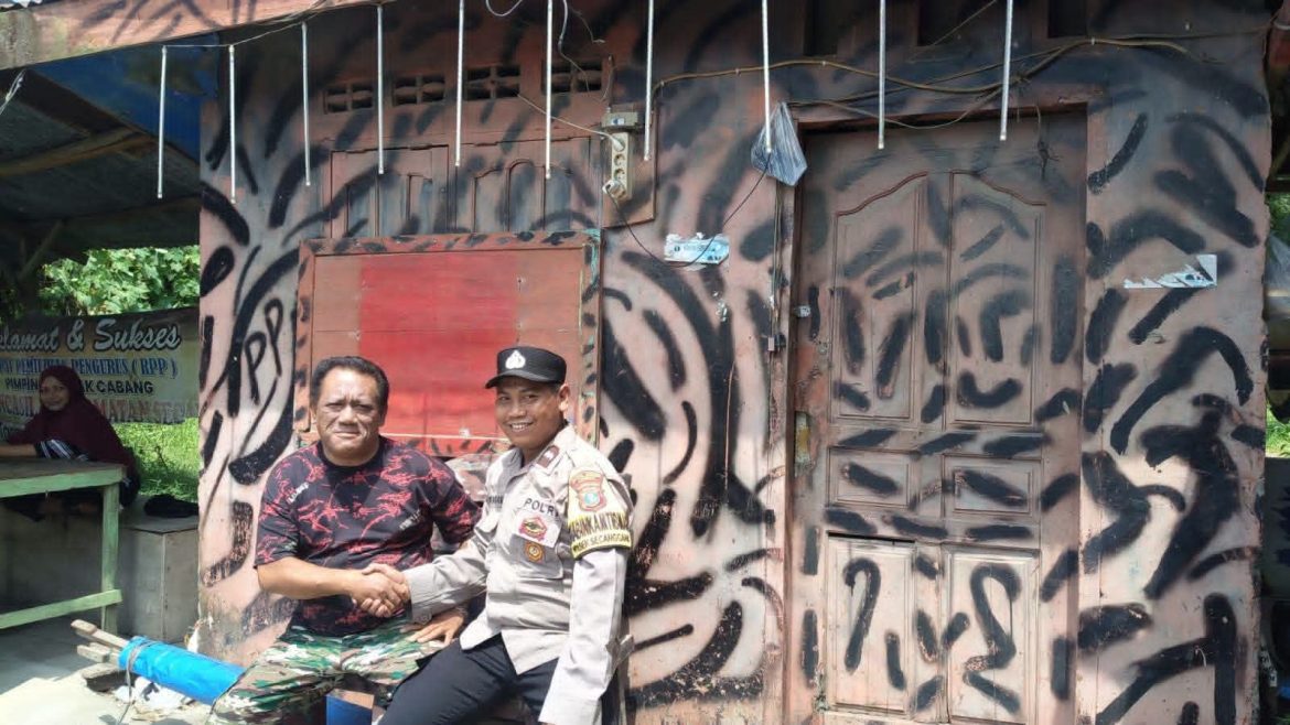 Bhabinkamtibmas Polsek Secanggang Sambangi Tokoh Pemuda, Perkuat Sinergi Jaga Kamtibmas di Kelurahan Hinai Kiri
