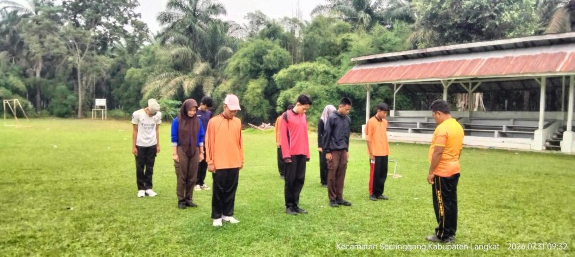 PS Kanit Binmas Polsek Secanggang Bersama Personel Koramil 08 Secanggang Berikan Pelatihan Paskibra Tingkat Kecamatan Secanggang.
