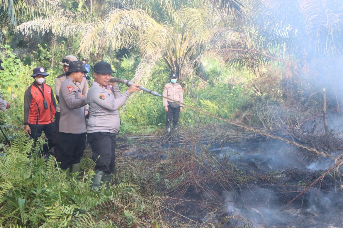 Dengan Sigap Kapolres Kotim Turun Langsung Pimpin Pemadaman Karhutla di Desa Eka Bahurui