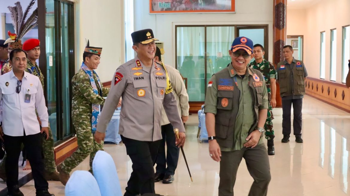 Kapolda Kalteng Dampingi Menko Polkam Tinjau Penanganan Karhutla di Tumbang Nusa