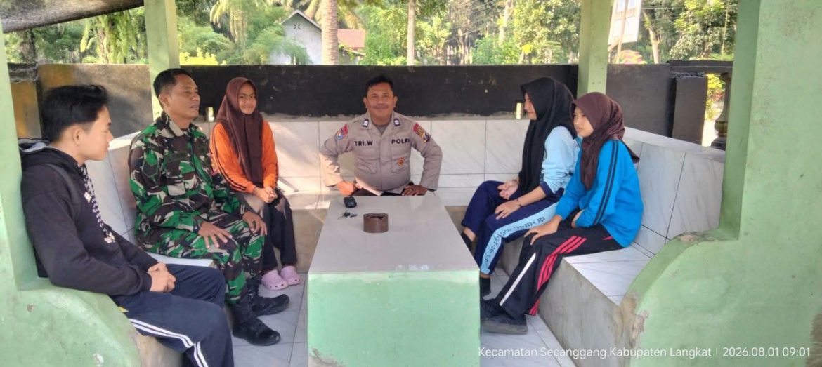 Kanit Binmas Polsek Secanggang Bersama Personel Koramil 08 Secanggang Berikan Pelatihan Paskibra Tingkat Kecamatan.