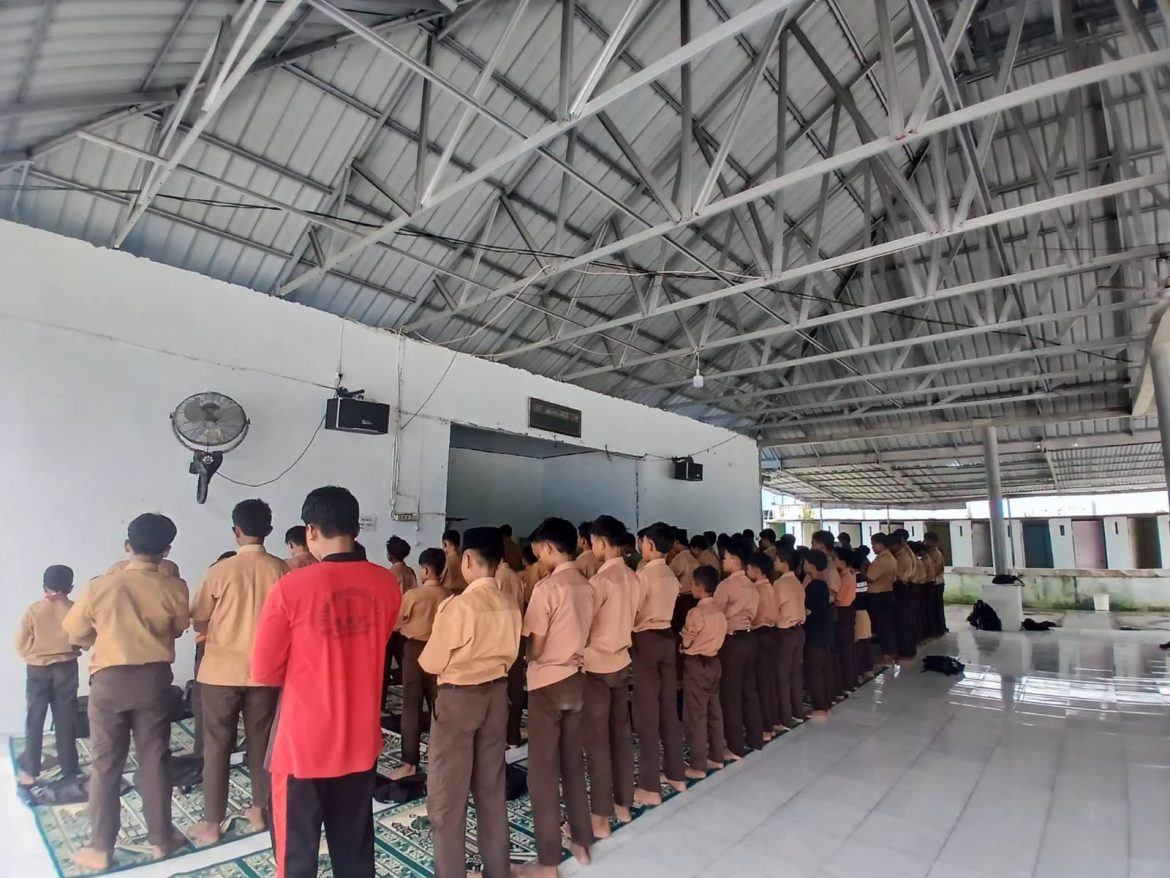 Siswa-Siswi Yayasan Pendidikan Nusa Indah Desa Telaga Jernih Laksanakan Sholat Dhuha Berjamaah Secara Rutin Setiap Pagi.