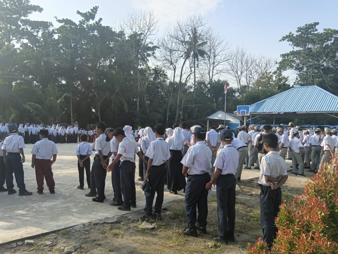 Siswa-Siswi SMK Yayasan Nusa Indah Telaga Jernih Laksanakan Kegiatan Apel Pagi Sebelum Kegiatan Belajar Mengajar.