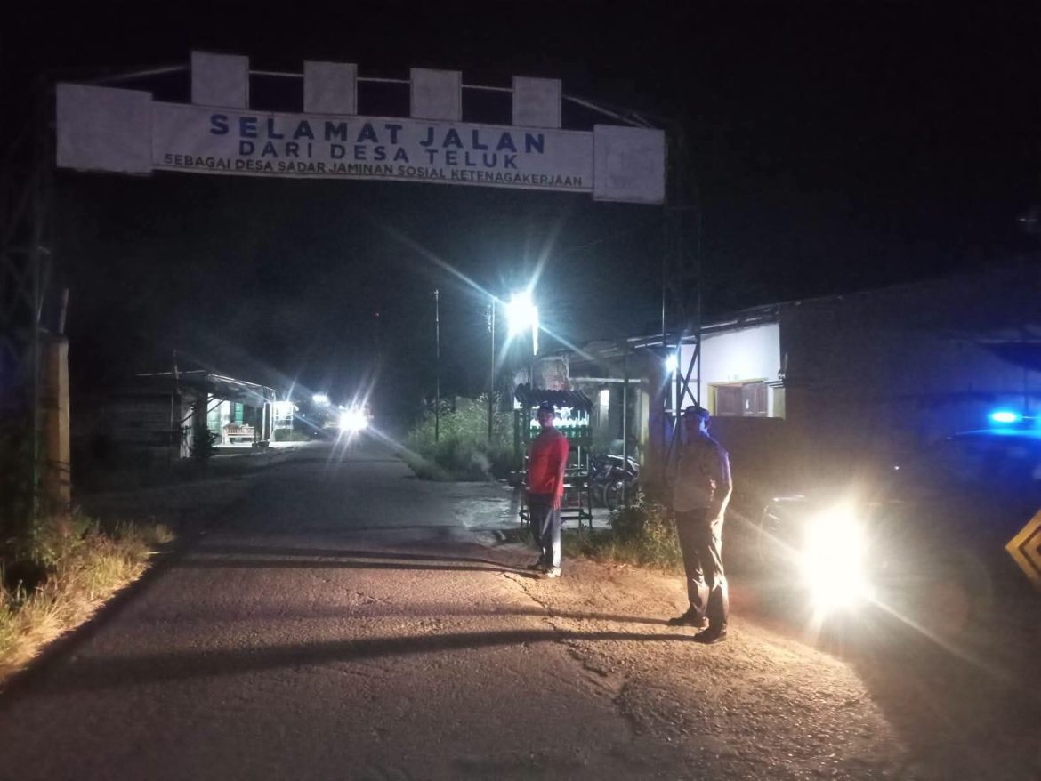 Personel Polsek Secanggang Gelar Patroli Blue Light, Ciptakan Situasi Aman Dikawasan Pasar Malam Dan Jalan Umum.