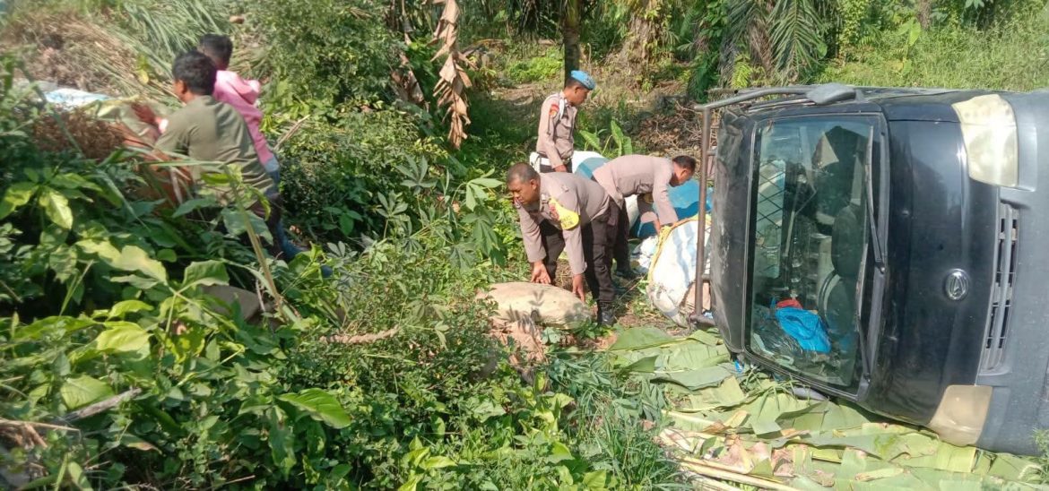 Respon Cepat Polsek Secanggang Bantu Evakuasi Mobil Pick Up Terguling  RESPON CEPAT Dan Lancarkan Arus Lalu Lintas.