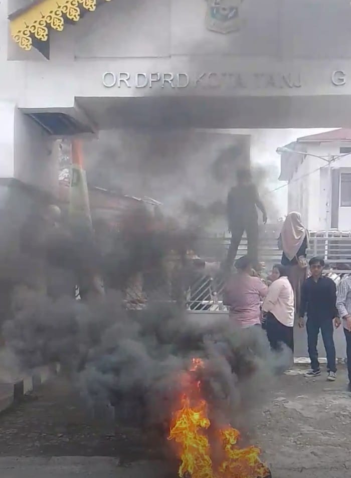 Aksi PAMI Berujung Chaos, Pimpinan DPRD Tak Juga Muncul di Waktu Crucial 