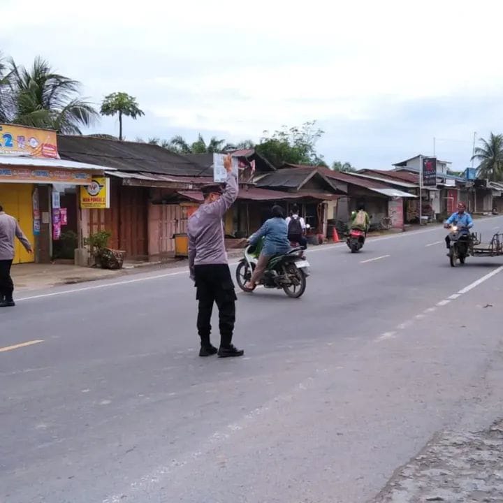 Personel Polsek Hinai Laksanakan Giat Gatur Lalin (Strong Point), Wujudkan Kelancaran Dan Keselamatan Berlalu Lintas.