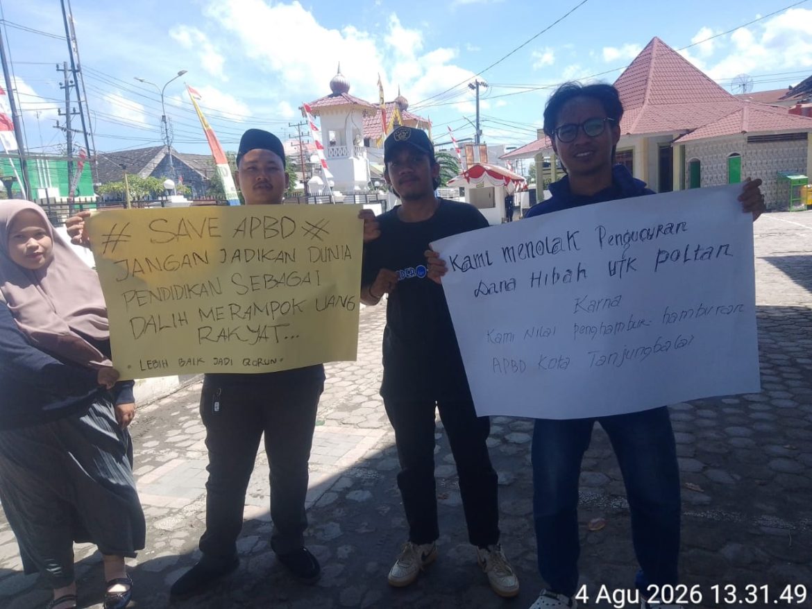 PAMI Bentang Karton Tolak Dana Hibah untuk Politeknik Tanjungbalai di Rapat Banggar DPRD