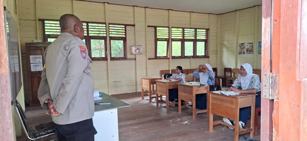 Edukasi Efek Narkoba, Bhabinkamtibmas Polsek Sabangau Sosialisasi di SMPN Danau Tundai