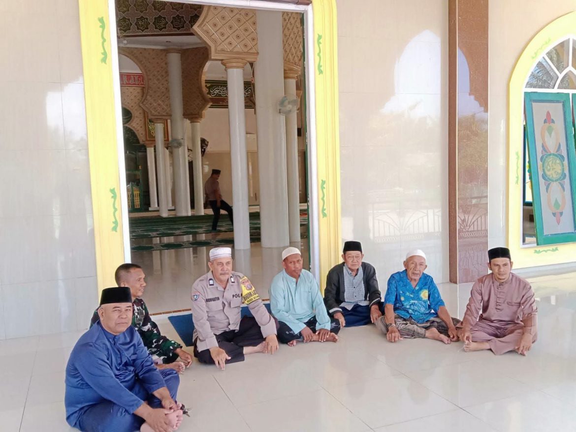 Bhabinkamtibmas Desa Secanggang Sambang dan Tatap Muka dengan Tokoh Agama Bahas Situasi Kamtibmas.