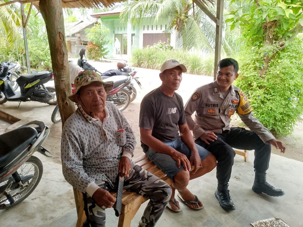 Bhabinkamtibmas Desa Kebun Kelapa Sambang Warga Perkuat Sinergi Dan Jaga Situasi Kamtibmas.