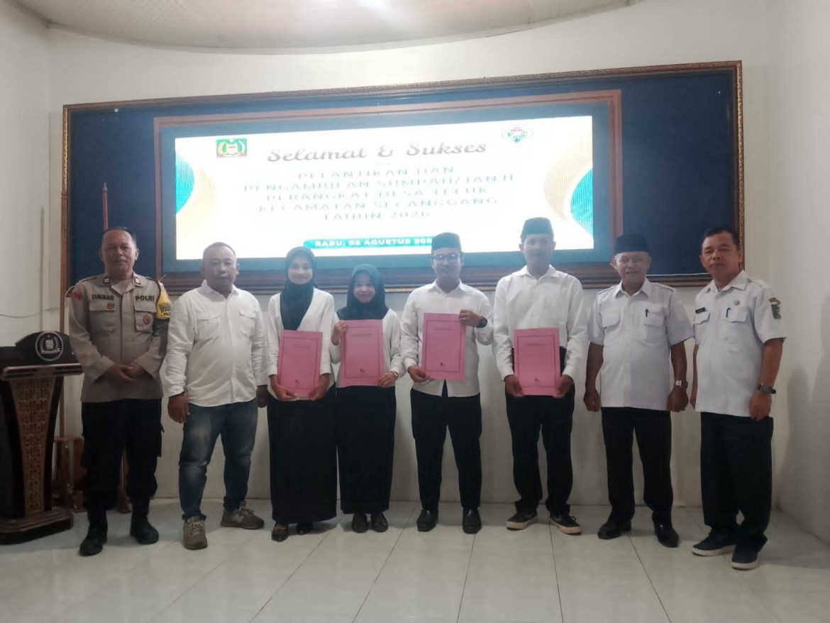 Bhabinkamtibmas Desa Teluk Hadiri Pelantikan Dan Pengambilan Sumpah/Janji Perangkat Desa Wujudkan Sinergitas Dan Kamtibmas Kondusif.