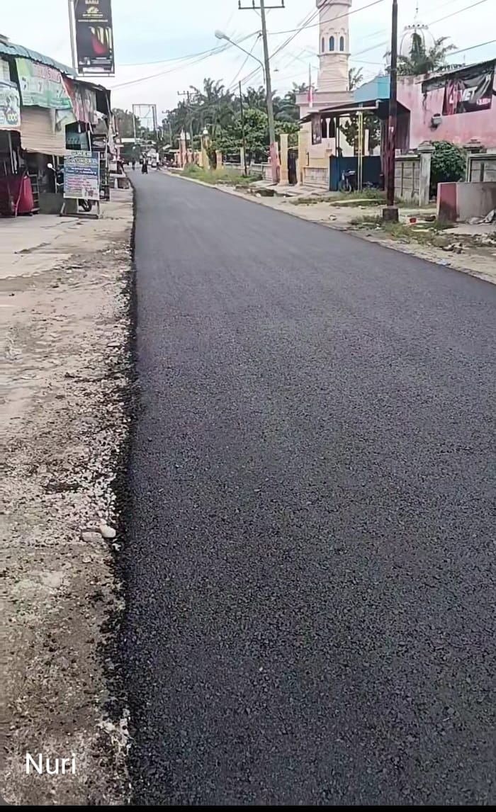 Pengaspalan Jalan Hot Mick di kampung Nangka, Diduga Tanpa Plang Proyek, Warga Soroti Pekerjaan.