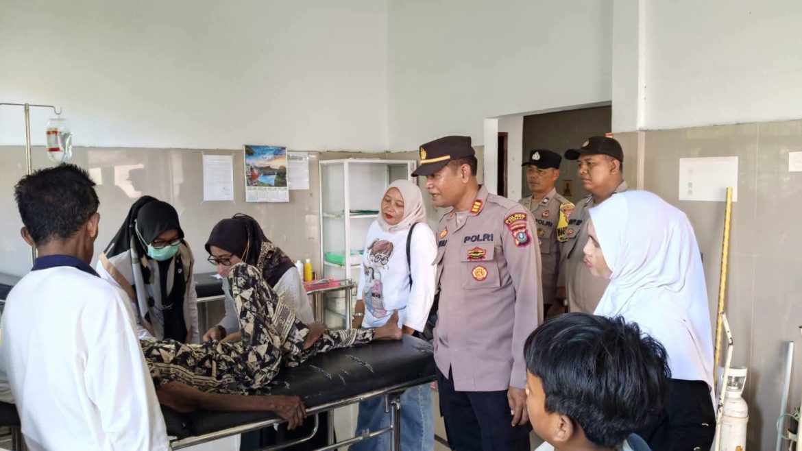 Kapolsek Secanggang Bersama Unsur Pemerintah Desa Evakuasi Lansia Sakit untuk Mendapatkan Perawatan Medis.