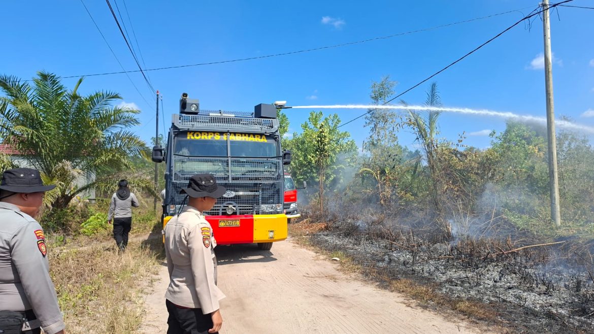 Sigap Merespons Laporan Warga, Ditsamapta Polda Kalteng Padamkan Kebakaran Lahan