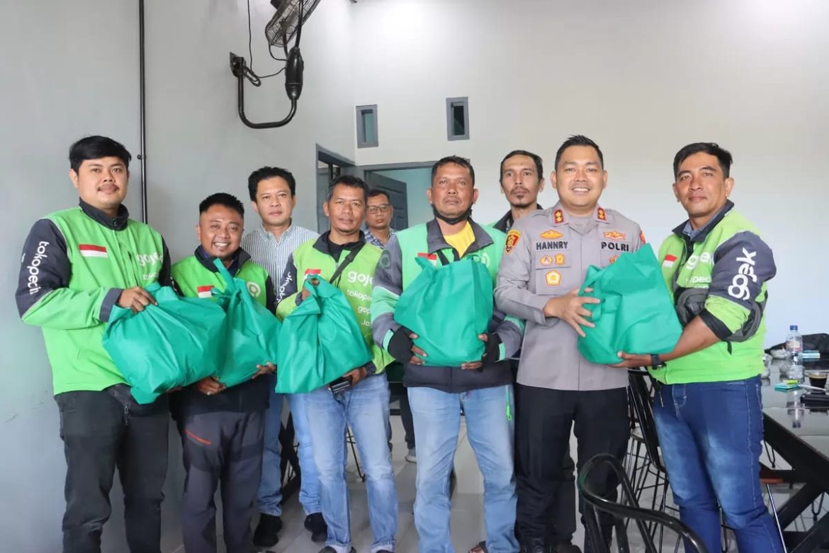 Kapolres Langkat Silaturahmi dengan Pengemudi Ojek Online, Ajak Jaga Kamtibmas Jelang HUT RI.