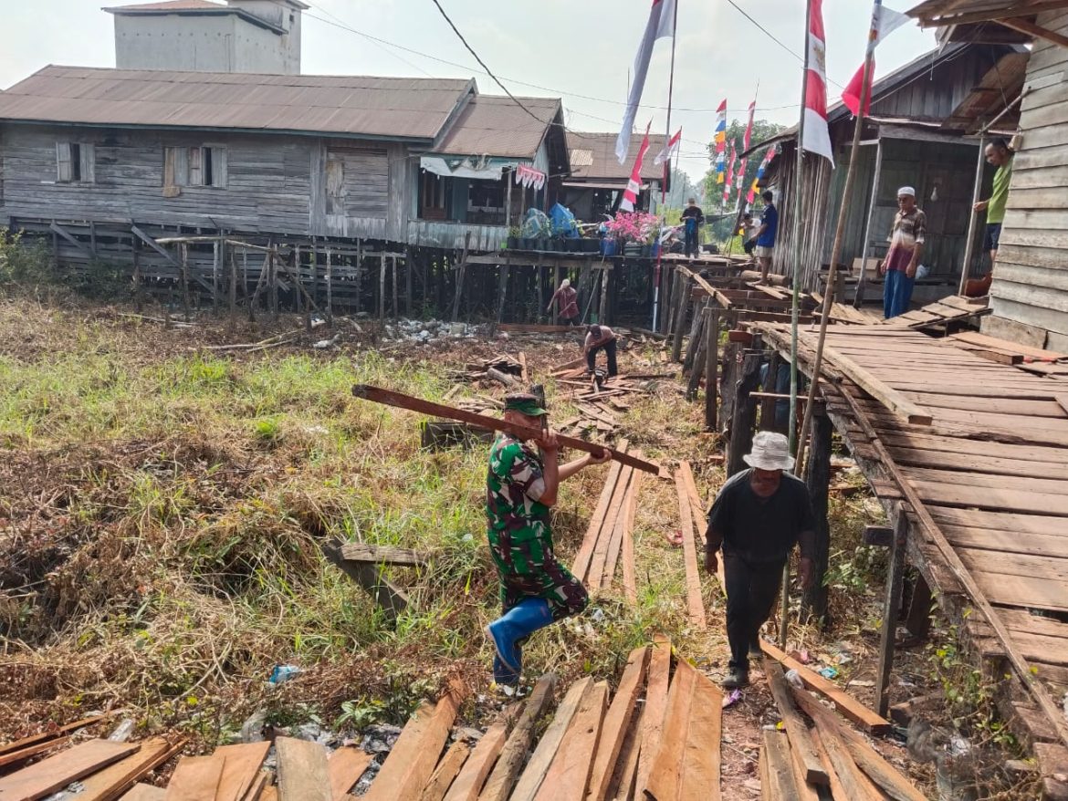 Perkuat Sinergitas, Babinsa Koramil 1015-07/Parenggean Bersama Warga Gotong Royong Rehab Jembatan Titian