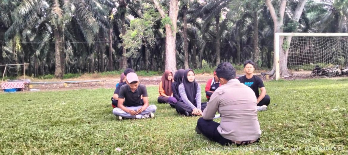 Kanit Binmas Polsek Secanggang Bersama Personel Koramil-08 Secanggang Berikan Pelatihan Paskibra Tingkat Kecamatan.