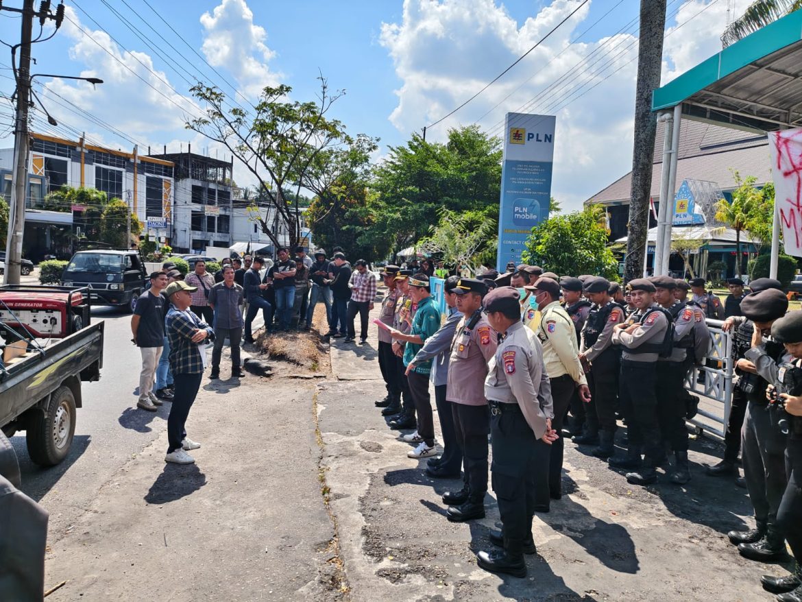 Jamin Keamanan Penyampaian Aspirasi, Polresta Palangka Raya Amankan Kantor PLN