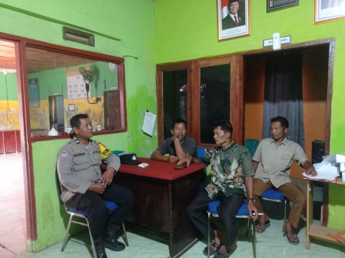 Bhabinkamtibmas Desa Kwala Besar Polsek Secanggang, Laksanakan Sambang Dan Tatap Muka Bersama Pemerintah Desa, Perkuat Sinergi Menjaga Kamtibmas.
