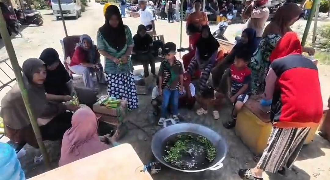 Dominasi Ibu-Ibu Dalam Aksi Pemblokiran Jalan Desa Pematang Cengal Langkat, Menolak Pengaspalan Bertahan.