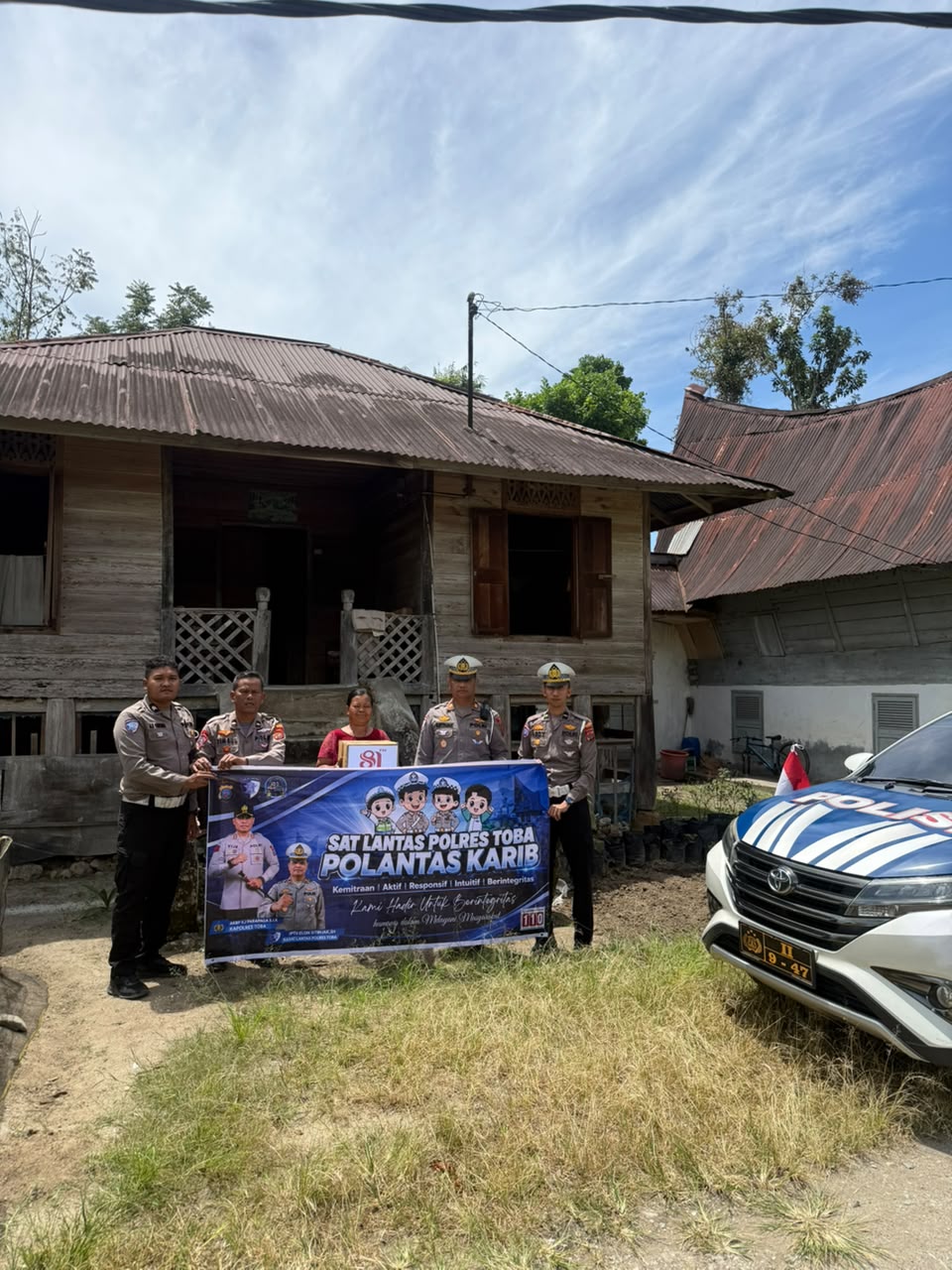 Sambut HUT Kemerdekaan RI Ke-81, Satlantas Polres Toba Bagi Sembako Kepada Warga Kurang Mampu
