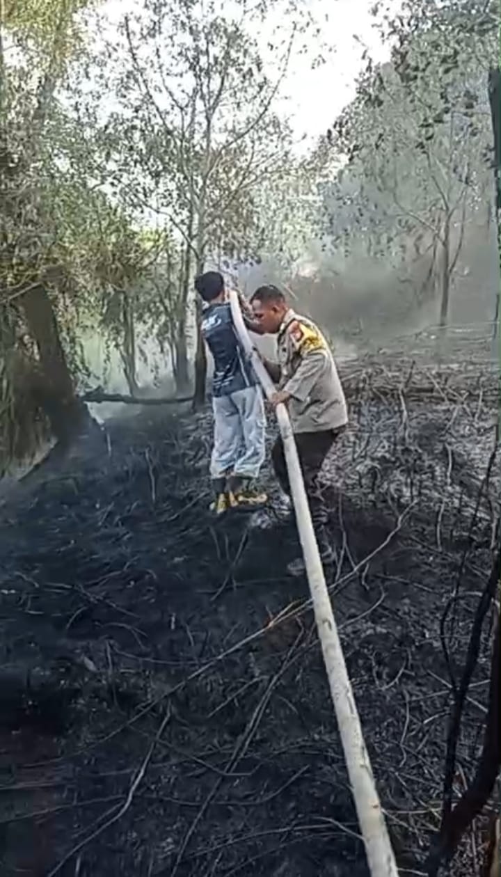 Polsek Pahandut Sigap Padamkan Karhutla di Kawasan Jalan Tingang XXII