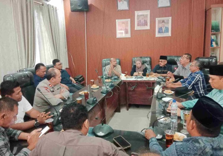 Atasi Abu dan Jalan Rusak di Pematang Cengal, DPRD Langkat Janjikan 1 Km Aspal, EMP Gebang Bantu 200 Truk Sertu.
