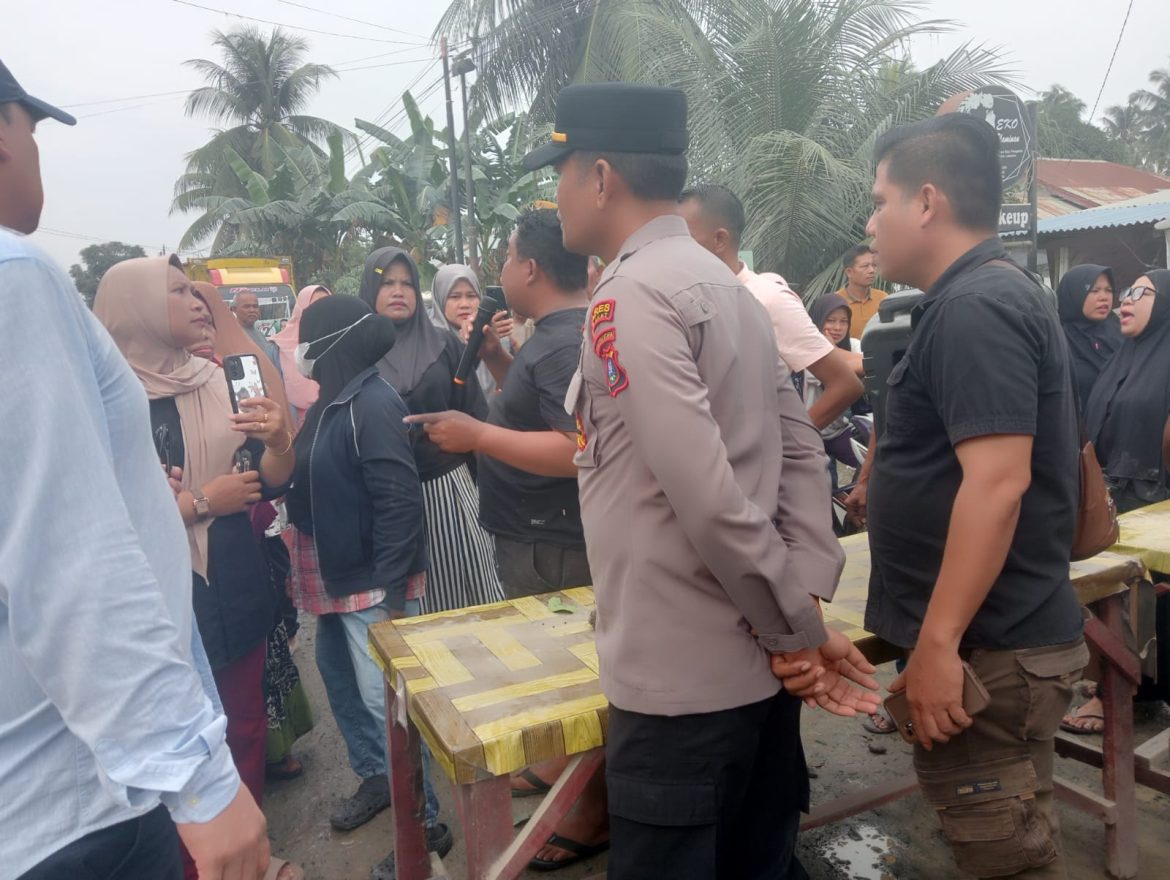 Warga Ibu-Ibu Kampung Nangka Gelar Aksi Damai, Tuntut Janji Pengaspalan Jalan.