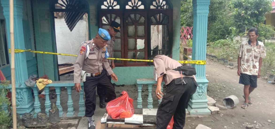 Kapolres Langkat melalui Kapolsek Secanggang Berikan Bantuan Sembako kepada Keluarga Korban Kebakaran di Desa Suka Mulia.
