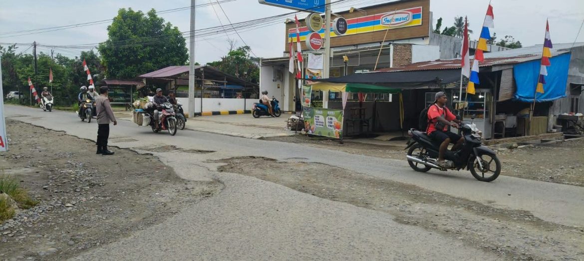 Personel Polsek Secanggang Gelar Strong Point dan Pengaturan Lalu Lintas Pagi, Wujudkan Kelancaran dan Kenyamanan Warga.