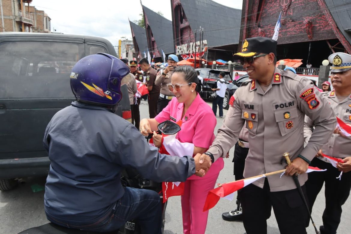 Kapolres Bersama Forkopimda Toba Bagikan Bendera Merah Putih, Wujudkan Semangat Persatuan dan Nasionalisme di Masyarakat